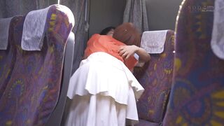 STARS-970 [中文字幕] 紗倉まな - 大型連休搭高速巴士因為事故塞車…。回到都內還有7小時，無法出聲的狀況下被鄰座人妻狂輕聲誘惑。（2023年7月底）