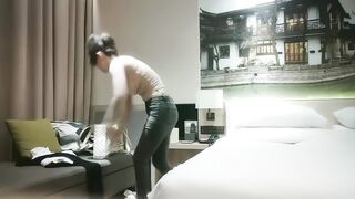 【利哥探花】高品质探花极品外围，满背纹身顶级美臀，腰细胸大肥臀骑乘猛顶，偷偷拔套被发现，往死里猛插妹子搞疼