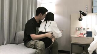【小宝寻花】约了个白衣清纯甜美妹子，舌吻互摸口交上位骑乘抽插猛操