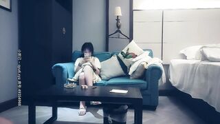 【赵总寻花】极品天然白虎馒头嫩逼学生妹，赵总直接无套内射，射完又让小天来体验这个馒头逼，无奈小穴太紧几下就败阵退场