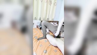 新人下海渔网袜御姐【下篇】齐逼牛仔短裤！和炮友激情操逼，骑乘位插穴，两个奶子直晃动
