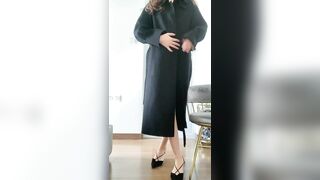 最新极品淫荡生物网红老师【闵儿】剧情骚话真空风衣色诱弟弟，AV棒插入极湿嫩穴，白浆溢出淫靡至极