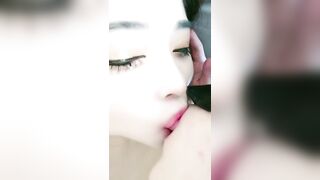 网红脸高端靓妹露脸跟小哥激情啪啪，对着镜头舔弄鸡巴，掰开骚穴让小哥舔逼，亲着小哥压在身下爆草呻吟可射