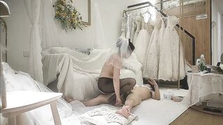 【胖子传媒工作室】今日主题我们结婚了，和骚女婚纱店里操逼，穿上婚纱先拍照再开干，大屁股后入爆操