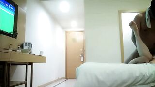 【酒店约炮小少妇】夏日午后，良家偷情，从单位提前请假，小姐姐跟情人激情舌吻，鸳鸯浴，啪啪后入无套激情无限