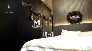 【麻豆传媒】清甜女神-林怡梦【偷情圣诞夜】小奶狗调教淫妻骚B，高清720P原版首发【MMZ-048】