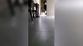 [糖心Vlog] 【绿意盎然】绿妻大神记录极品淫荡娇妻【亨利夫妻】喷血全裸诱惑取外卖，色诱骑手小哥，口爆采精才让离开