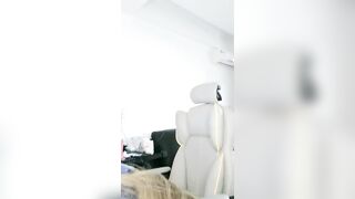 混血小美女的粉嫩多汁骚穴【上篇】丝袜制服诱惑对着镜头呻吟，道具激情抽插淫水好多，浪叫呻吟不止精彩不要错过