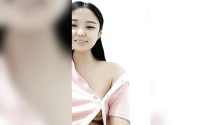 甜甜的小骚妹快开学了挣点生活费【下篇】全程露脸大秀直播很有料，揉捏圆润的奶子自己舔，骚逼特写展示很是粉嫩