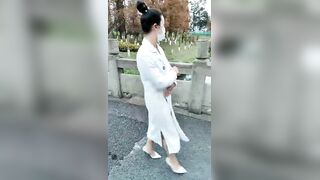 极品美乳风骚小少妇【为人湿表-上篇】出轨寻刺激户外商场露出，勾搭眼镜屌丝回酒店无套啪啪内射，高清源码无水印