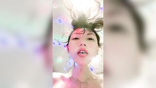 极度淫骚红唇御姐大尺度暴力自慰【上篇】站立屁股对着镜头假屌深插，从下往上视角揉穴，翘起双腿道具极限深插