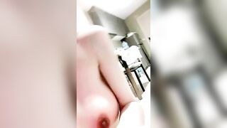 极度淫骚红唇御姐大尺度暴力自慰【下篇】站立屁股对着镜头假屌深插，从下往上视角揉穴，翘起双腿道具极限深插
