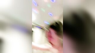 极度淫骚红唇御姐大尺度暴力自慰【下篇】站立屁股对着镜头假屌深插，从下往上视角揉穴，翘起双腿道具极限深插