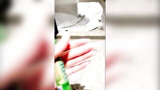 极度骚女卫生间地上大尺度暴力自慰，逼上抹牛奶火腿肠抽插，翘起屁股道具爆菊花，上位骑坐套弄非常淫荡