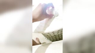 极骚小姐姐护士帽浴缸里大尺度自慰，假屌放浴缸里上位骑坐，特写圆润屁股套弄，张开双腿快速暴力抽插