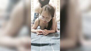 多人淫乱换妻游戏【上篇】全程露脸丝袜情趣装诱惑，淫声荡语各种玩弄，道具抽插口交大鸡巴，吃奶玩逼爆草蹂躏好骚.