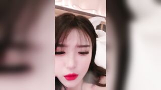 夜店气氛组渣女小可爱露脸激情大秀，深夜陪狼友发骚，诱惑舞蹈听狼友指挥展示性感骚穴，水多粉嫩人美又骚