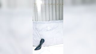 好漂亮的小骚逼【下篇】颜值高开档黑丝皮裤高跟诱惑，拿着小皮鞭自己打屁股，带着乳夹道具抽插骚穴浪叫呻吟刺激