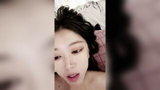 冷艳颜值女神被炮友各种操【上篇】近距离特写舔蛋，爸爸用大JB插我，淫语骚话娇喘不断，对着镜头进进出出猛操