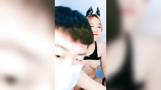 颜值很高的小宝贝【上篇】全程露脸丝袜诱惑，被小哥哥玩弄骚穴，道具不停的在骚逼里搅拌，高潮不断浪叫呻吟指爆菊花
