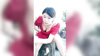 风骚女友激情户外全程露脸与小哥激情啪啪，口交大鸡巴真空裙子撩起来让小哥爆草抽插，射在大屁股上不要错过