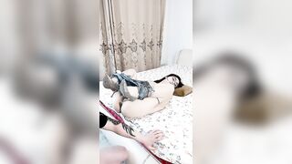 高跟牛仔裤风骚女友【上篇】跟男友激情啪啪，口交酸奶大鸡巴好骚，衣服都没脱完就让小哥干上了，无套抽插直接内射