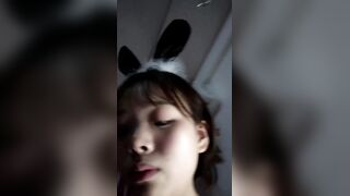 长相可爱的粉色丝袜妹子，粉色道具小海豹自慰阴道刺激阴蒂，掰开私处看粉穴