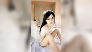 长相清纯乖巧又很骚颜值眼镜女神居家诱惑【上篇】透视装黑网袜各种内裤揉穴，掰穴特写毛毛浓密，翘起屁股对着镜头