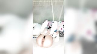 顶级粉嫩肥鲍美女小看似乖巧其实很骚，伸出舌头自摸贫乳，两根振动棒双管齐下，骑乘打桩被炮友操的啊啊叫
