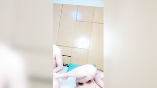 美乳学妹露脸看着清纯没想到这么骚，激情3P伺候两个小哥哥，轮着口交大鸡巴让小哥各种体位蹂躏爆草吃奶舔逼