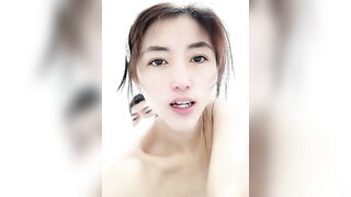 良家小少妇露脸看着很纯没想到这么骚，给小哥深喉口交大鸡巴还跟狼友撩骚，让小哥无套后入爆草抽插浪叫呻吟
