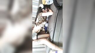 豹纹黑丝小萝莉全程露脸伺候两个小哥哥这怎么受得了，口交大鸡巴让小哥在沙发上后入抽插骚穴，呻吟可射刺激
