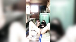 超浪户外约啪专家网红美女【性爱教授】勾搭工人出租房放肆啪啪，无套抽插，边揉逼豆边速插浪穴，爆精内射，高清源码无水印