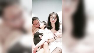 眼镜幸福老哥，淫乱双飞大奶妹，交叉舌吻双女舔屌，骑乘抽插揉捏奶子，打桩机猛操屁股