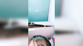 眼镜美少女【淫荡指数9分】顶级蜜桃美臀，高跟鞋美腿，两根手指猛扣穴，水声哗哗一直流出，拿出假屌抽插，爽的口水直流