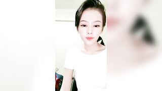 短发酷酷中性小姐姐腰细大长腿自慰秀，撩起衣服揉捏奶子，张开双腿掰穴特写，玻璃棒黄瓜进进出出抽插
