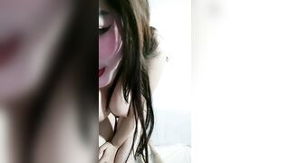 童颜巨乳骚浪女神全程露脸大干情趣娃娃，给娃娃穿上假鸡巴主动上位抽插浪叫呻吟，揉捏风骚的大奶子撸管必备