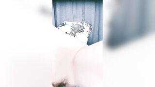 红唇风骚美女小姐姐全裸自慰极度诱惑，假屌抽插大量出白浆，揉搓阴蒂手指抠入，翘起屁股扭动娇喘连连