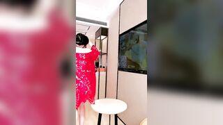 一线天肥穴美女【Park1】大尺度秀极其淫荡，高跟鞋插逼，扩阴器假屌抽插，高潮大量喷尿，润滑油抹胸双指扣穴很湿