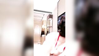 一线天肥穴美女【Park1】大尺度秀极其淫荡，高跟鞋插逼，扩阴器假屌抽插，高潮大量喷尿，润滑油抹胸双指扣穴很湿