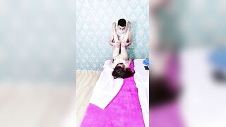 不正规的按摩店不正经的少妇，全裸让小哥全身精油按摩，揉奶又摸逼，大鸡巴直接草，多体位抽插浪荡呻吟不止