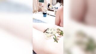 两个欠网贷美女，人体寿司和大款粉丝，3P啪啪