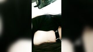 两女一男SM调教小哥哥，高跟女王小萝莉，舔逼喝尿脚踩鸡巴让她舔逼，淫声荡语给大哥足交，椅子上爆草萝莉