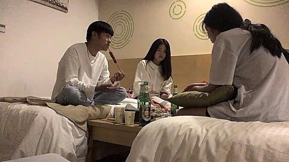 【约妹达人】今夜大场面，打入某学校女生寝室，一起来酒店喝酒聊天，留下小美女激情干炮，经典佳作娇喘不停