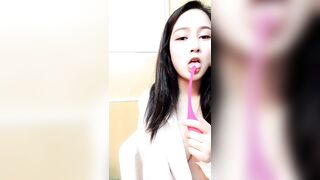 【老实的女人】颜值区女神下海，明星脸魔鬼身材，超清专业直播设备，一对大白兔吸睛指数高，露乳跳蛋玩得开