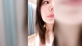 【颜值女神-4】性感又很骚，镜头前屁股摆弄，蓝色假屌怼着骚逼猛插，搞得小穴很湿，揉搓阴蒂娇喘呻吟好听