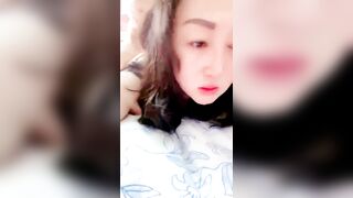 年轻小伙操大屁股淫骚干妈【上篇】镜头前深喉插嘴，翘起灰丝肥臀后入，在厨房扶着屁股撞击，骑乘上下套弄特写