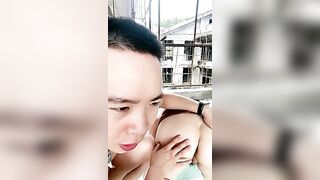 户外工地激情啪啪【park4】大奶子大屁股骚人妻跟小哥在工地啪啪，今天歇班草大屁股直播给狼友看全程露脸浪荡呻吟