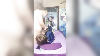 按摩店勾搭漂亮的女技师，给她老公打着电话做爱，享受按摩强行扒光吃奶子按着头口交，大鸡巴爆草捂着嘴呻吟