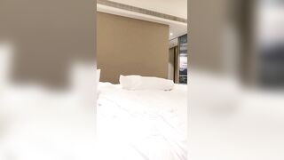 小哥住酒店疫情原因找不到小姐，精虫上脑强搞进来收拾房间的酒店女前台，给她1500块